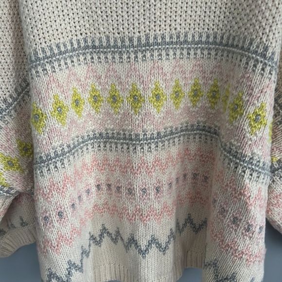 Cozy Multicolor Knit Sweater - Picture 15 of 16